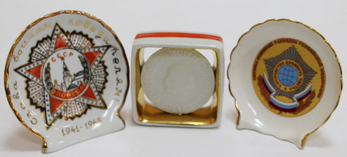 Набор различных сувениров и настольных медалей (11 штук)