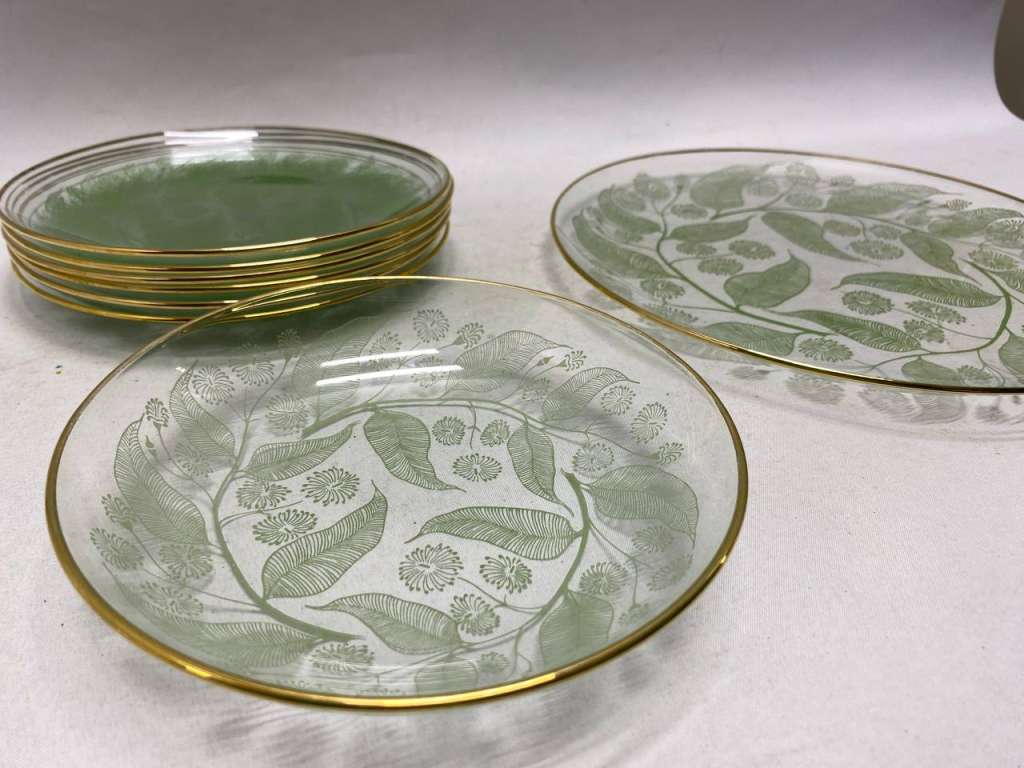 Блюдце стекло 7 шт и тарелка