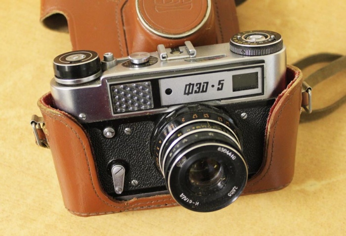Фотоаппарат ФЭД-5 в кожаном футляре, с оригинальной инструкцией (состояние на фото)