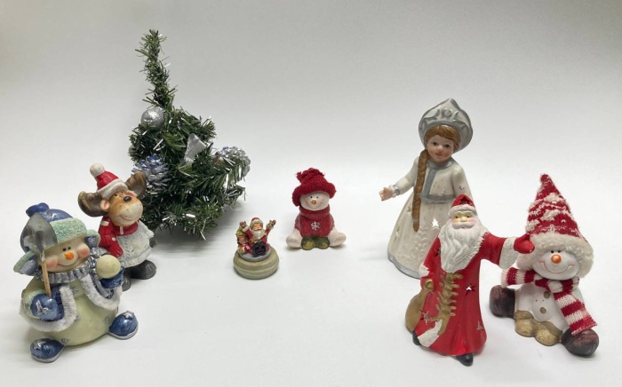 Новогодние статуэтки 7 шт + ёлочка