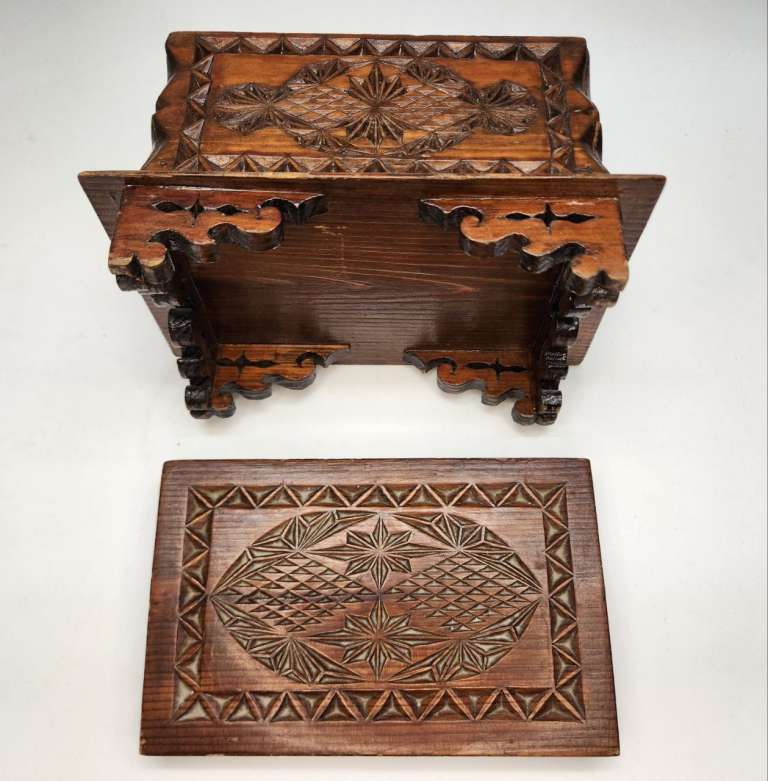 Шкатулка на ножках дерево резьба 19 век