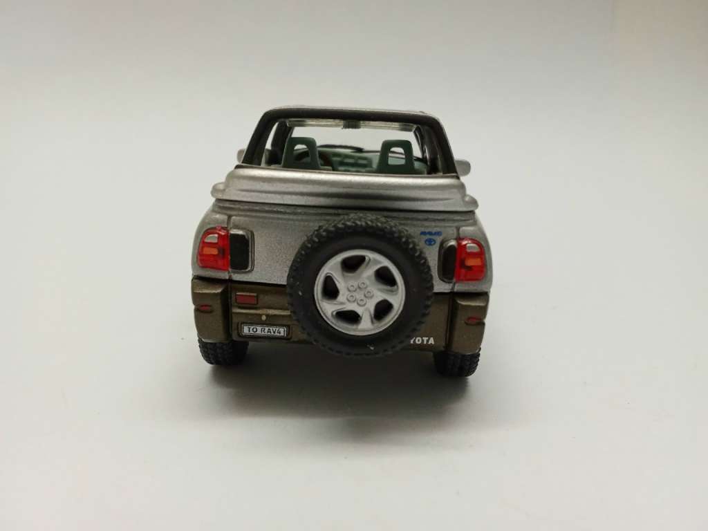 Модель авто 1:43 Toyota RAV4 Hongwell 