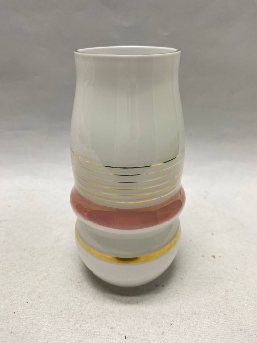 Ваза из молочного двухслойного стекла 17 см