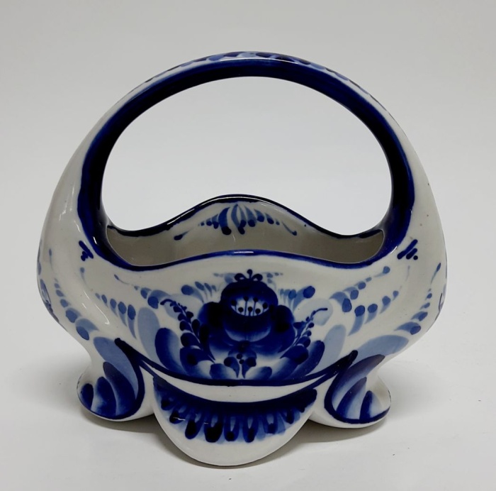 Конфетница, фарфор, авторская работа, клеймо Исаев и К, 13*14 см. (сост. на фото)