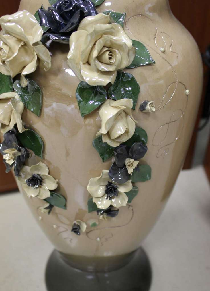 Ваза напольная 75 см, с цветочной лепкой, керамика (состояние на фото)