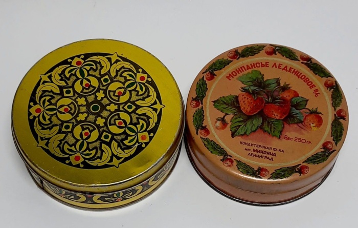 Жестяные банки, 2 шт., Монпасье - диаметр 12,5 см., халва - 13 см., СССР (сорст. на фото)