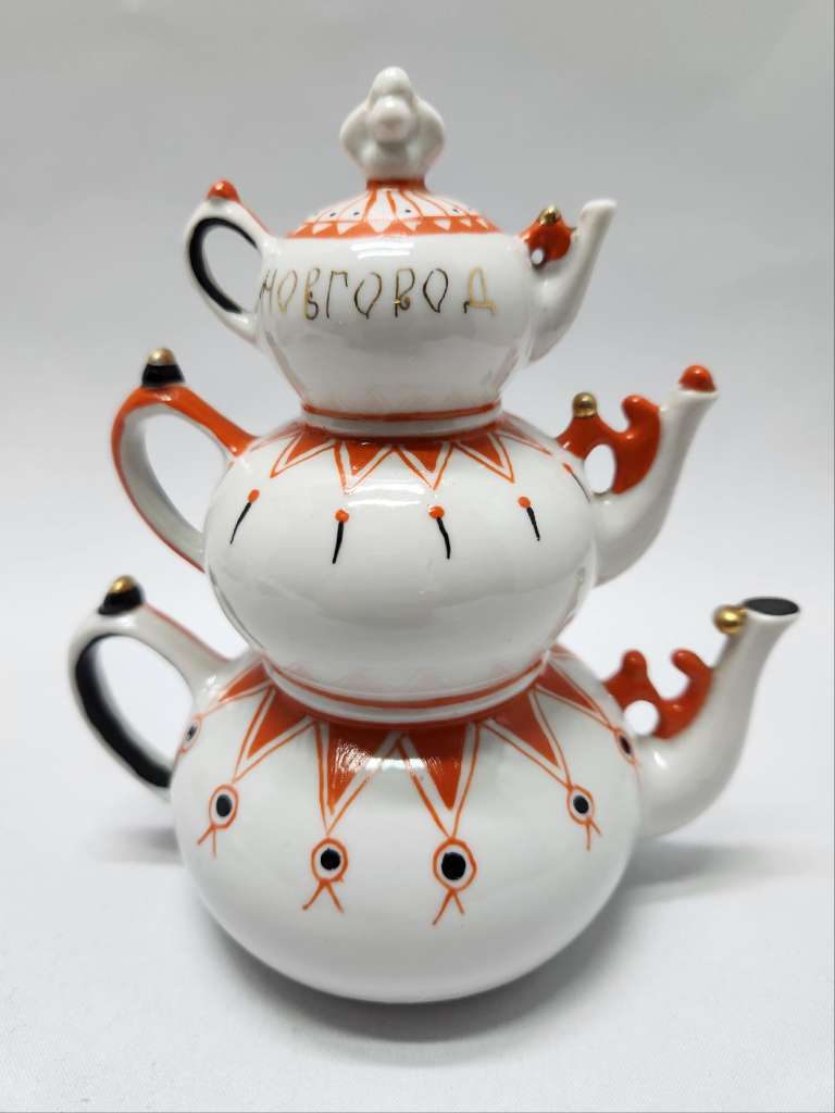 Статуэтка сувенир Три чайника Новгород фарфор (сост. на фото)