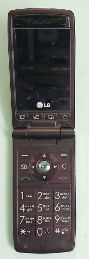 Телефон мобильный LG KF300, в комплекте зарядное устр-во., рабочий(сост. на фото)